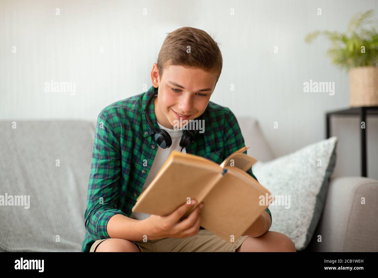 Teen Kerl genießen sein Buch, Zeit zu Hause verbringen Stockfoto