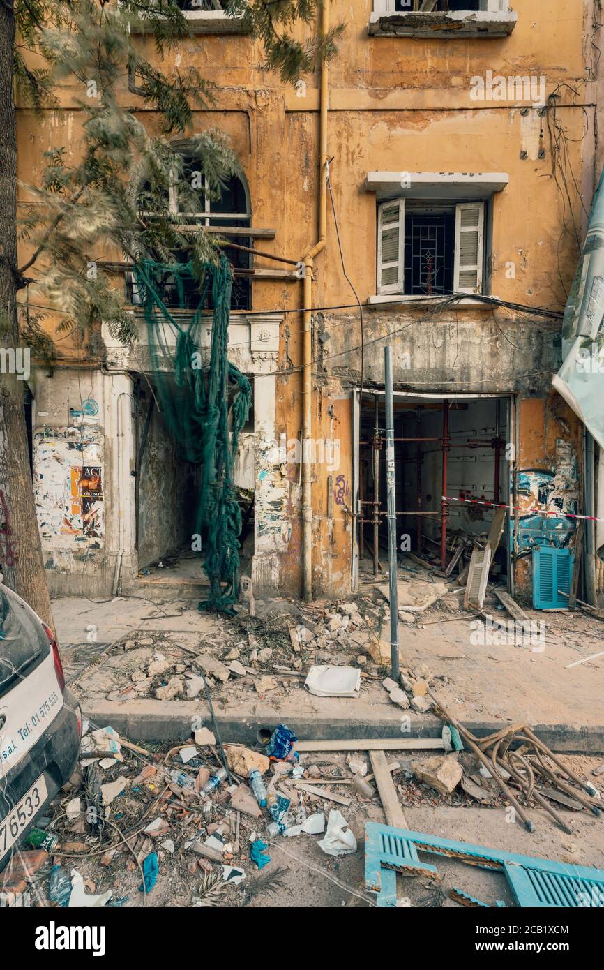Beirut, Libanon - August 05 2020: Blick auf zerstörte Gebäude, da die Inspektion der Szene nach einem Brand in einem Lagerhaus mit Sprengstoff fortgesetzt wird Stockfoto