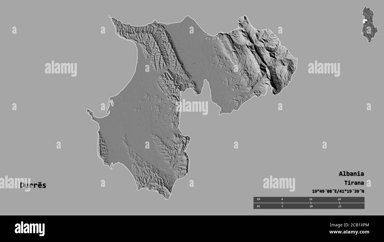 Form von Durrës, Grafschaft Albanien, mit seiner Hauptstadt auf festem Hintergrund isoliert. Entfernungsskala, Regionenvorschau und Beschriftungen. Höhenkarte mit zwei Ebenen. 3 Stockfoto