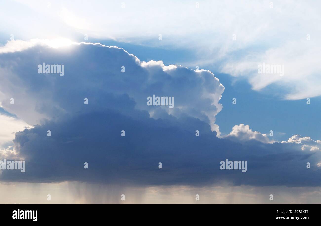 Blauer Himmel und regen Wolken Stockfoto