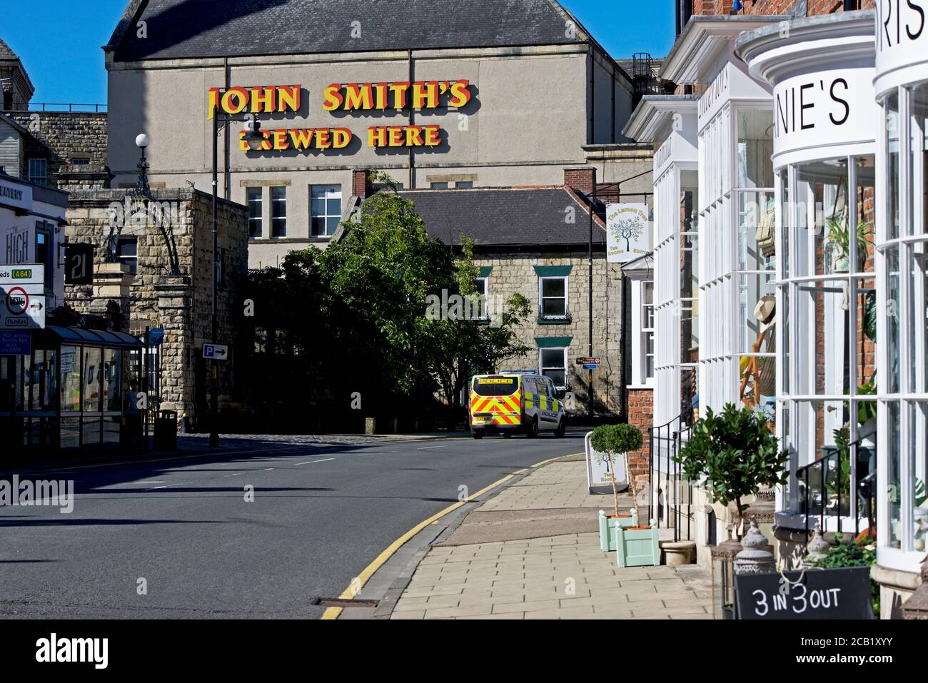 John Smith's Brewery and Police van on Bridge Street, Tadcaster, North Yorkshire, England, Großbritannien Stockfoto