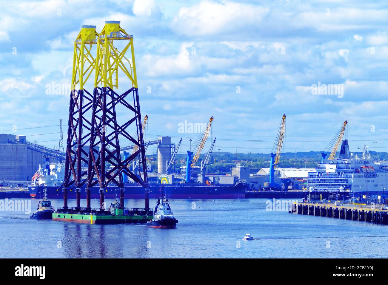 Windturbinen Tops unter Lieferung verlassen die Tyne von Smulders Howdon Tyneside Hof zum schottischen Nigg Feld auf dem Barge Stralsund und der Schlepper Stockfoto