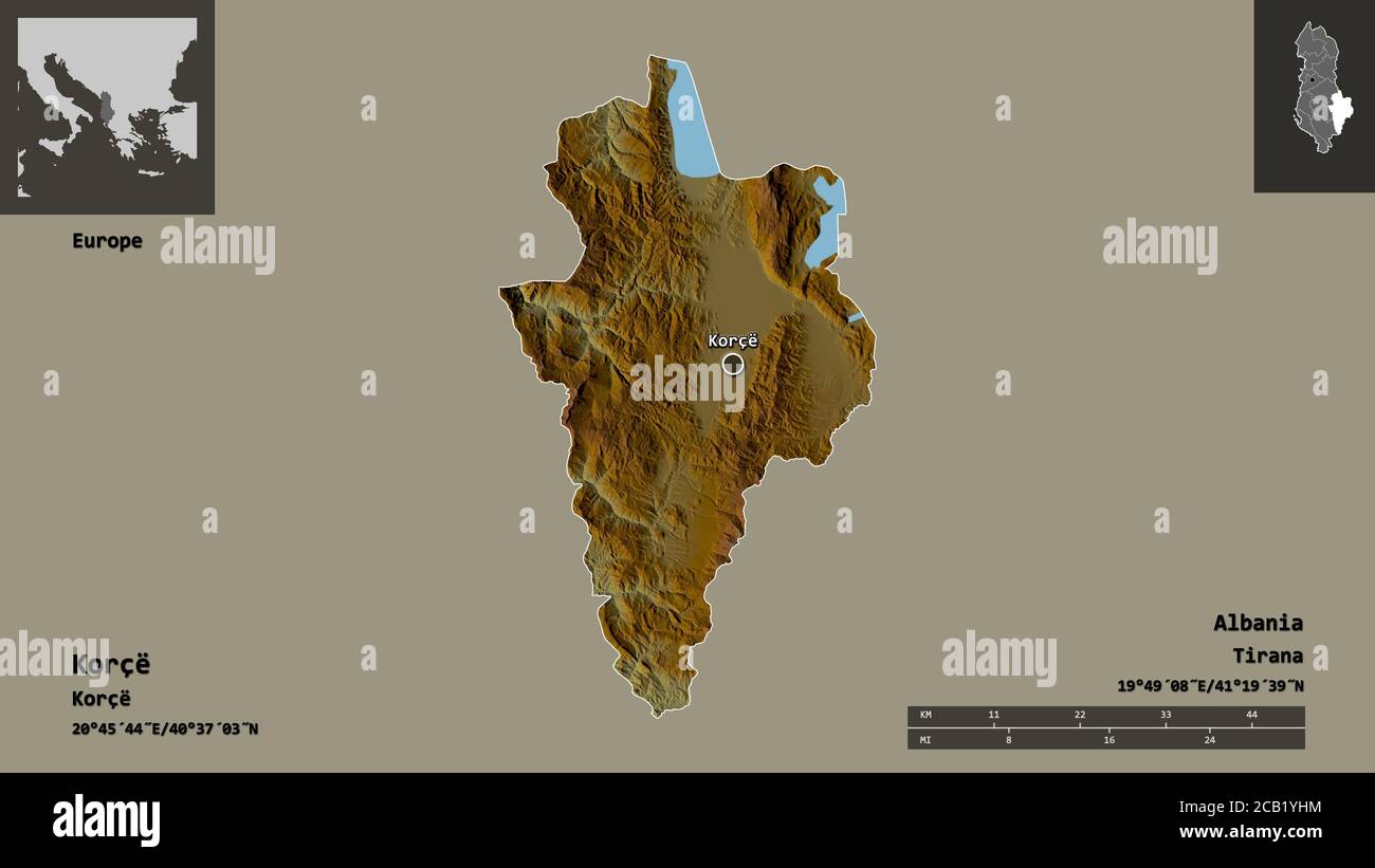 Form von Korçë, Grafschaft Albanien, und seine Hauptstadt. Entfernungsskala, Vorschauen und Beschriftungen. Topografische Reliefkarte. 3D-Rendering Stockfoto