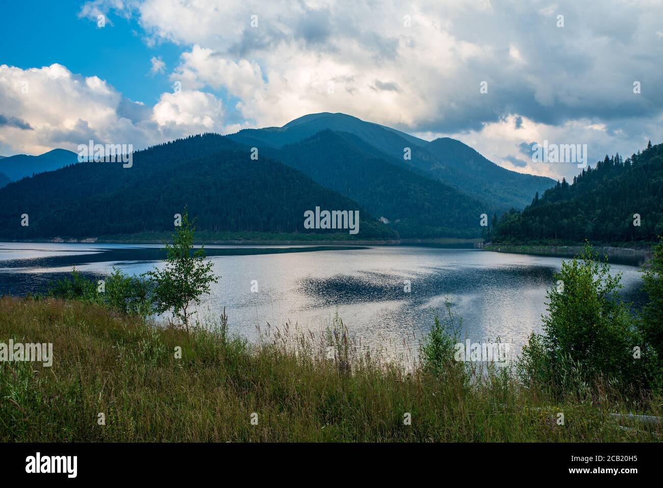 Gura Apei See mit Hügeln von Godeanu Berge auf der Hintergrund in Rumänien während schönen Sommermorgen Stockfoto