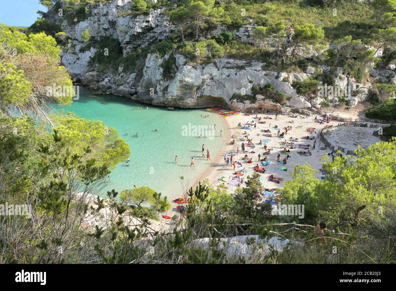 Schöner Strand mit türkisfarbenem Wasser in der Bucht Cala Macarelleta auf der Insel Menorca in Spanien. Stockfoto