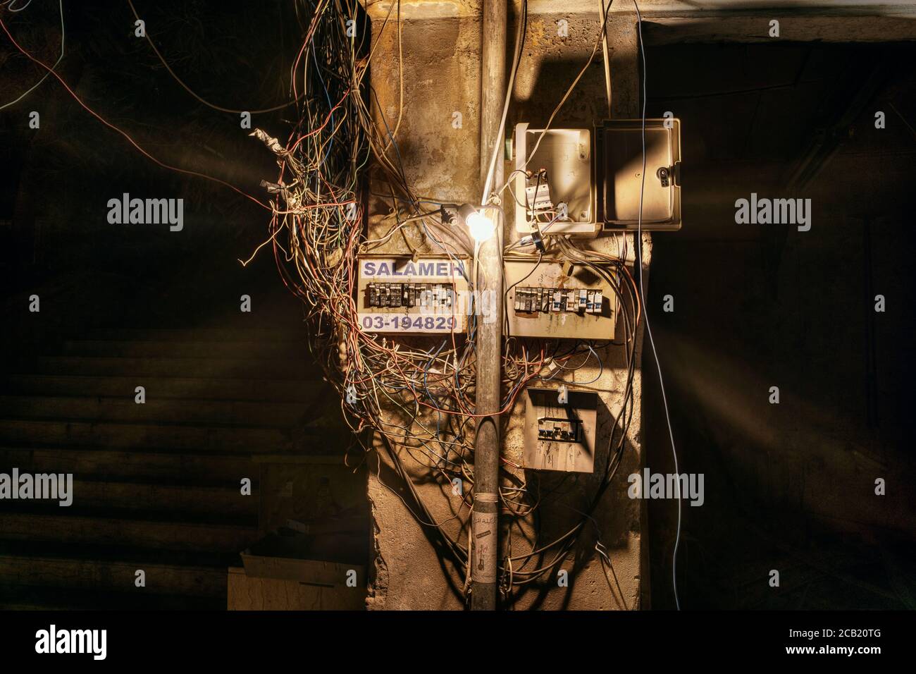 Beirut, Libanon - August 05 2020: Leistungsschalter des elektrischen Generators zur Versorgung von Häusern mit Strom in der libanesischen Hauptstadt Beirut, teuer pri Stockfoto