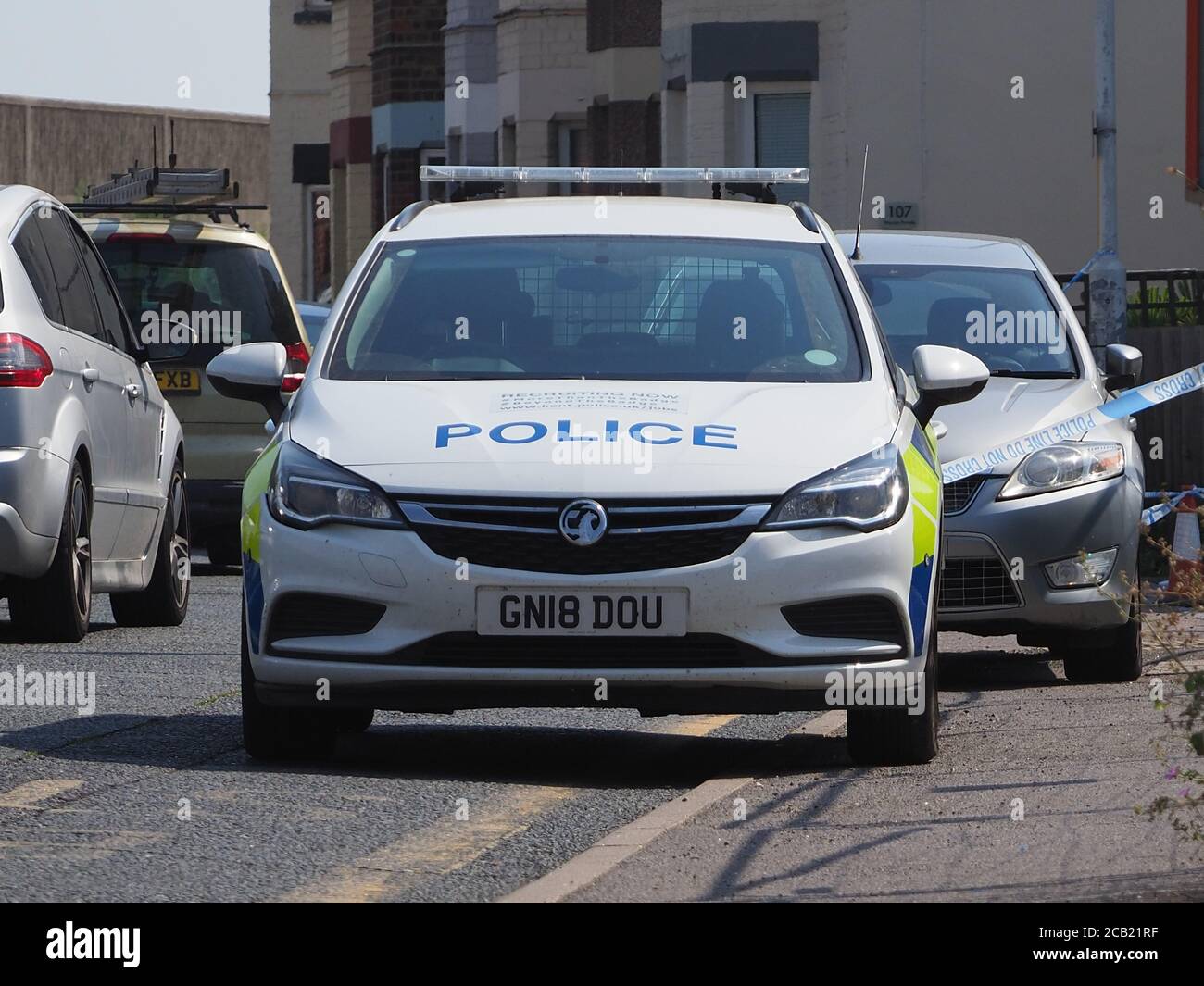 Sheerness, Kent, Großbritannien. August 2020. Die Polizei tapte den Eingang zum Shore Close in der Marine Parade, Sheerness, für ein paar Stunden an diesem Morgen gegenüber einem Bereich von Bürgersteig mit Blutflecken auf, und schien jeden zu befragen, der den nahe eintrat oder verließ. Ein Bewohner hörte ein Argument in den frühen Morgenstunden, aber keine weiteren Informationen sind im Moment bekannt. Kredit: James Bell/Alamy Live Nachrichten Stockfoto