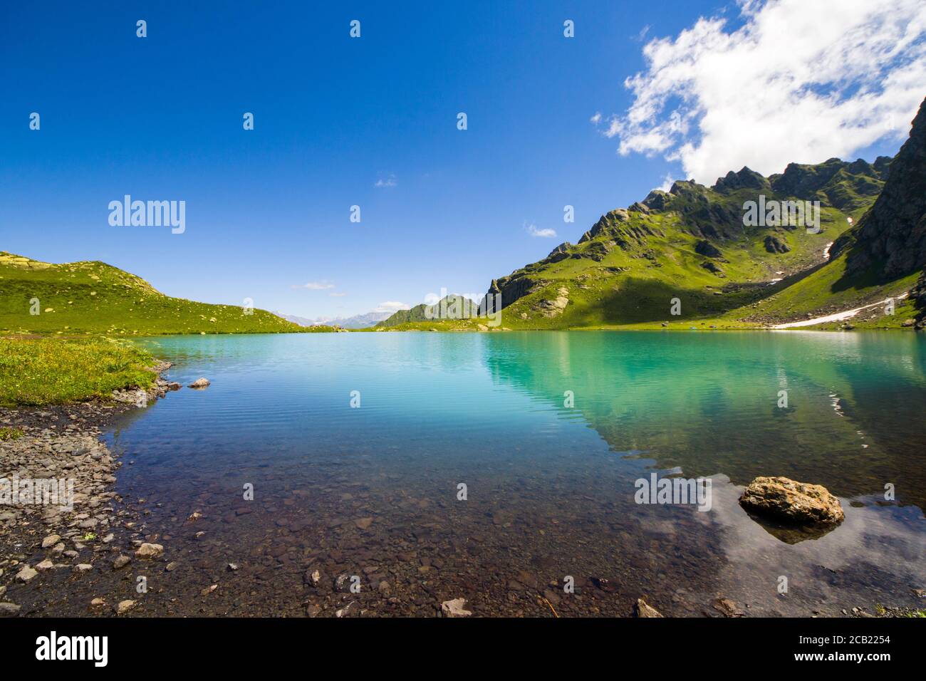 Alpine Berg Seenlandschaft und Aussicht, blau schöne und erstaunliche See-Panorama, Weitwinkel-Objektiv-Landschaft und Bergreflexionen in Okhrotskhali Stockfoto