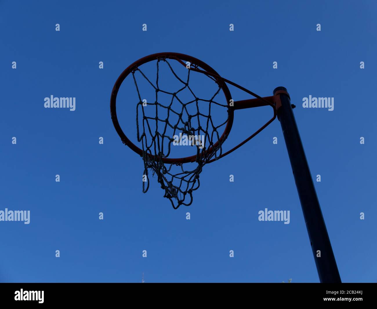Korbballnetz auf Stand gegen tiefblauen Himmel mit Copyspace Stockfoto