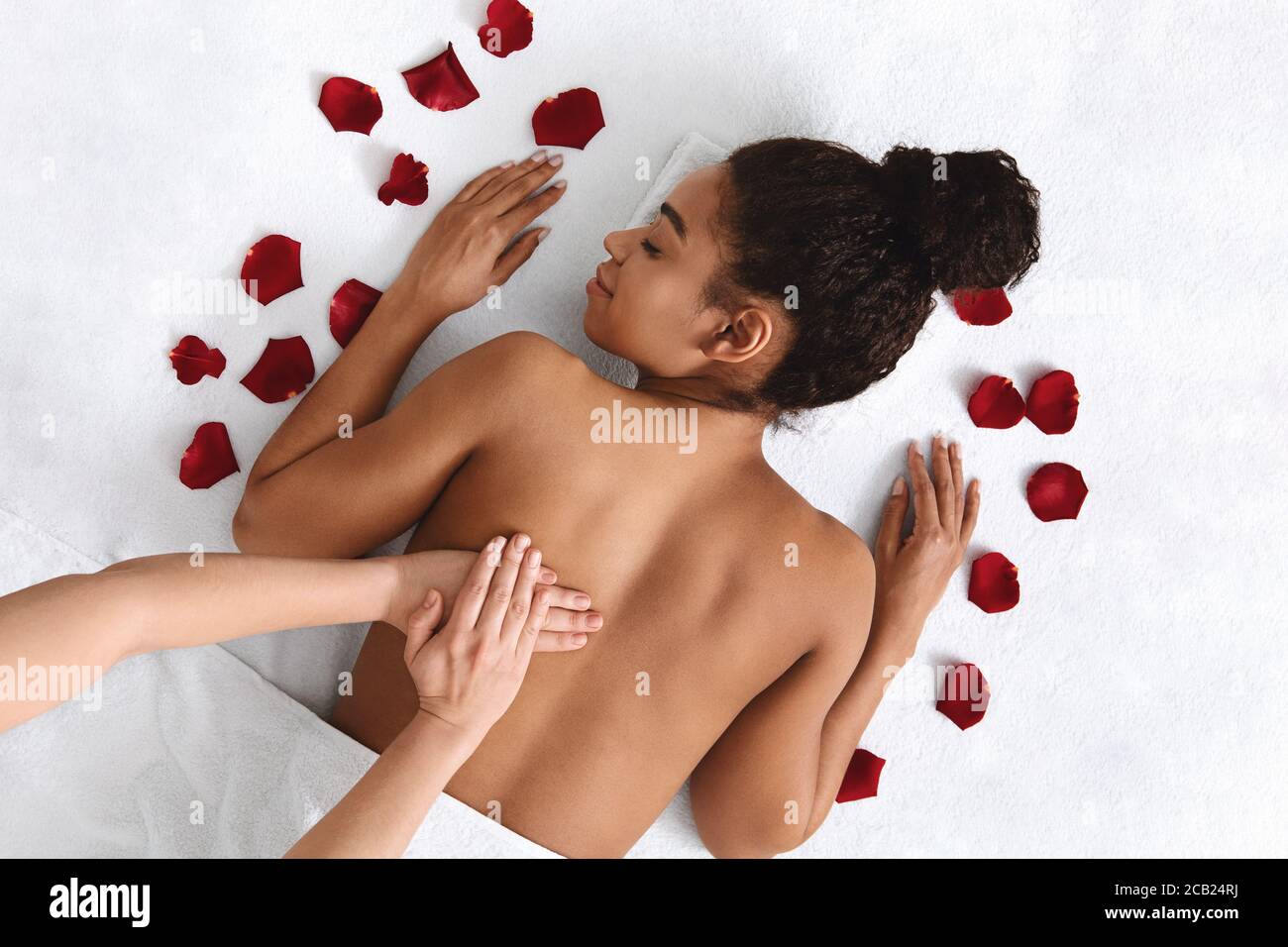 Afrikanisches Mädchen bekommen Heilung zurück massage im Spa Stockfoto