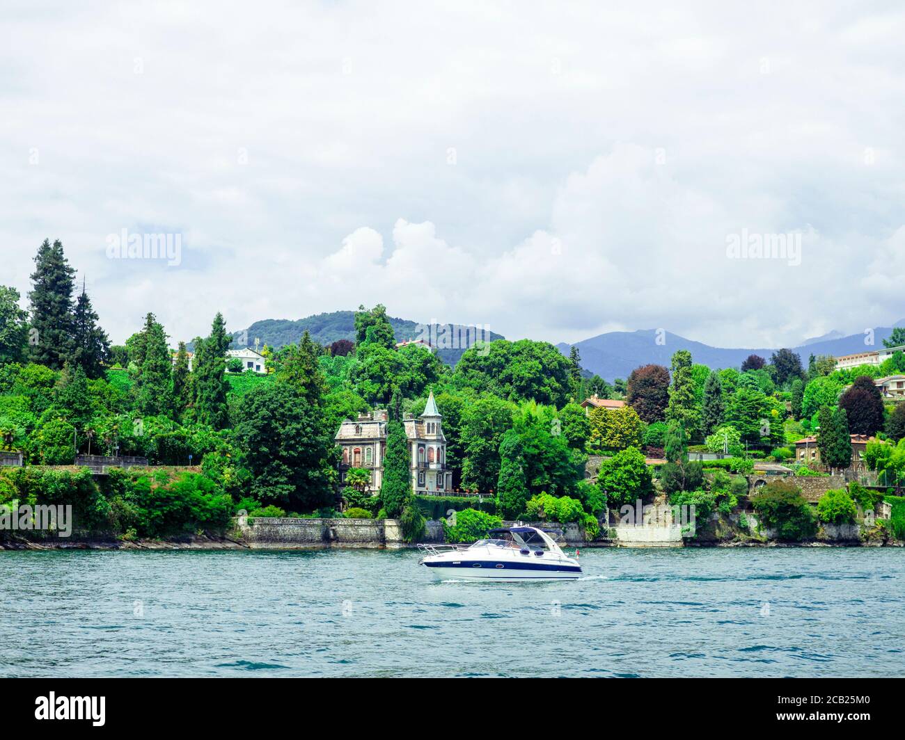 Luxushäuser am Ufer des Lago Maggiore, Italien/Schweiz Stockfoto