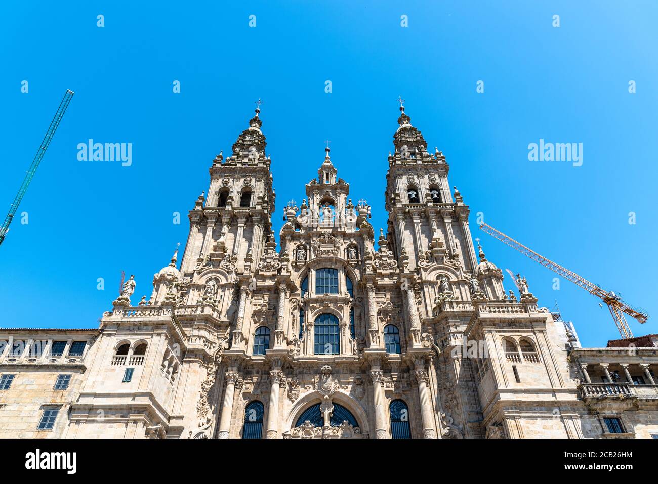 Niedriger Winkel Blick auf die Hauptfassade der Kathedrale von Santiago de Compostela während der Renovierungsarbeiten Stockfoto