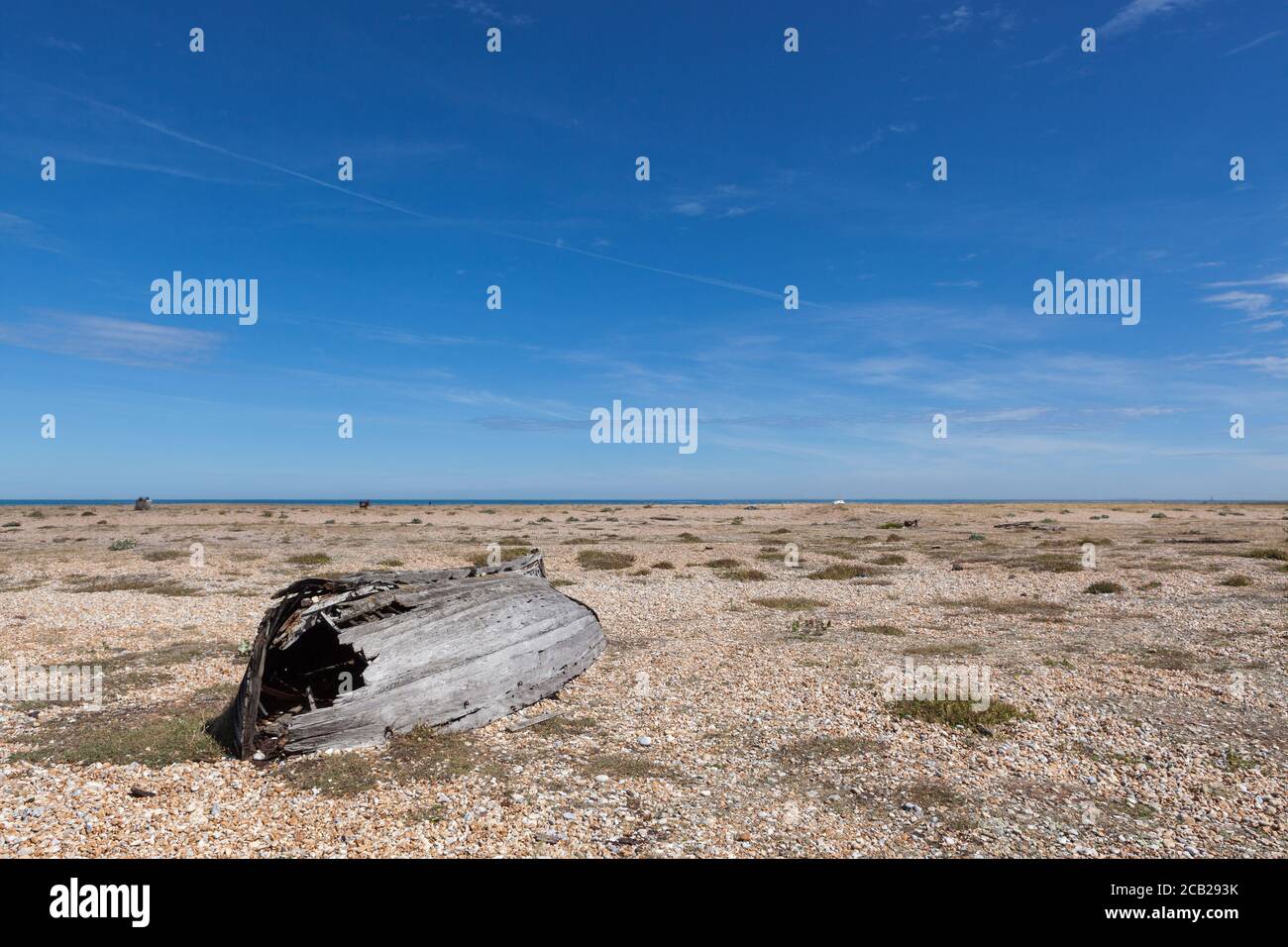 Umgedrehtes Boot am Dungeness Strand und einer der größten Flächen von Single in Europa. Stockfoto Umgedrehtes Boot am Dungeness Strand und einer der größten Flächen von Single in Europa. Stockfoto