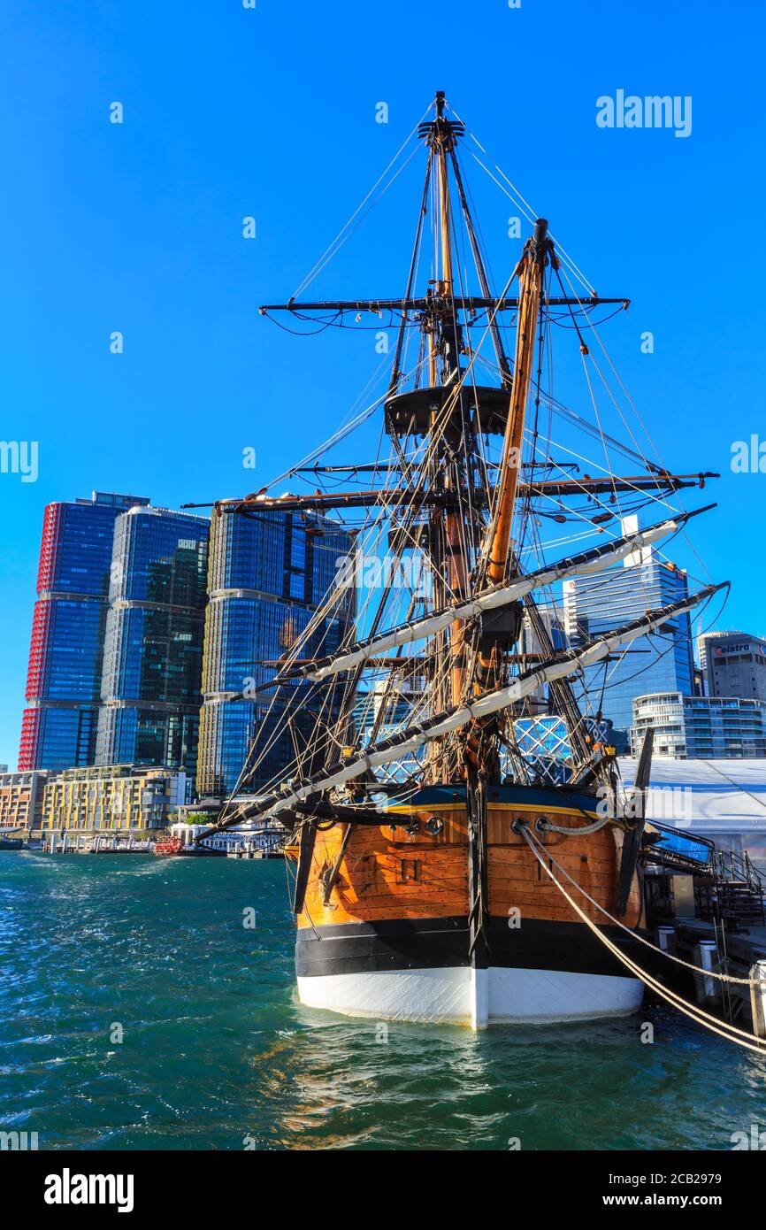 Eine Nachbildung des berühmten Schiffes HMS Endeavour von Captain Cook in Darling Harbour, Sydney, Australien. Dahinter befinden sich die International Towers. 29/2019 Stockfoto