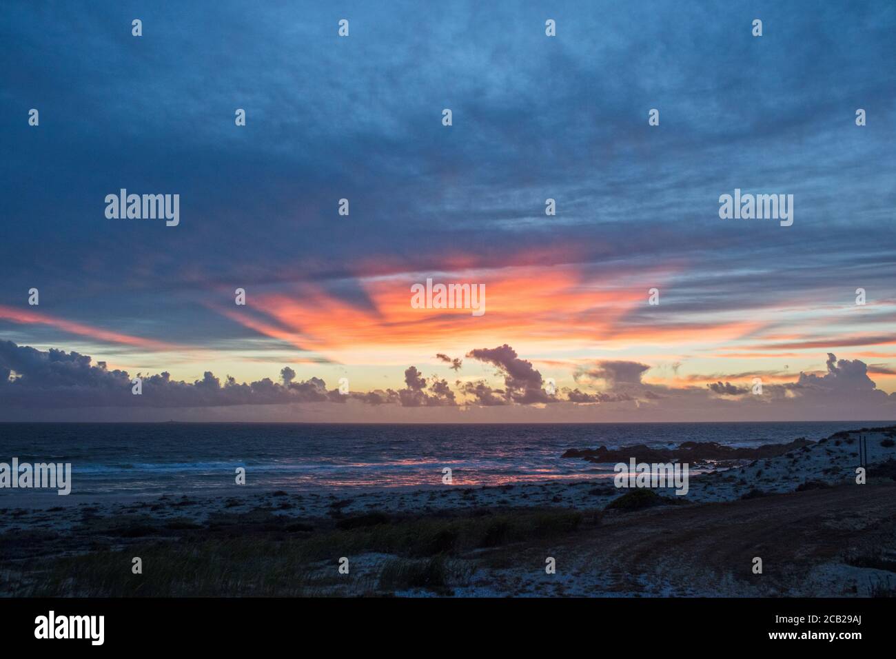 Zauberhafte Aussicht auf den Sonnenuntergang am Strand Stockfoto