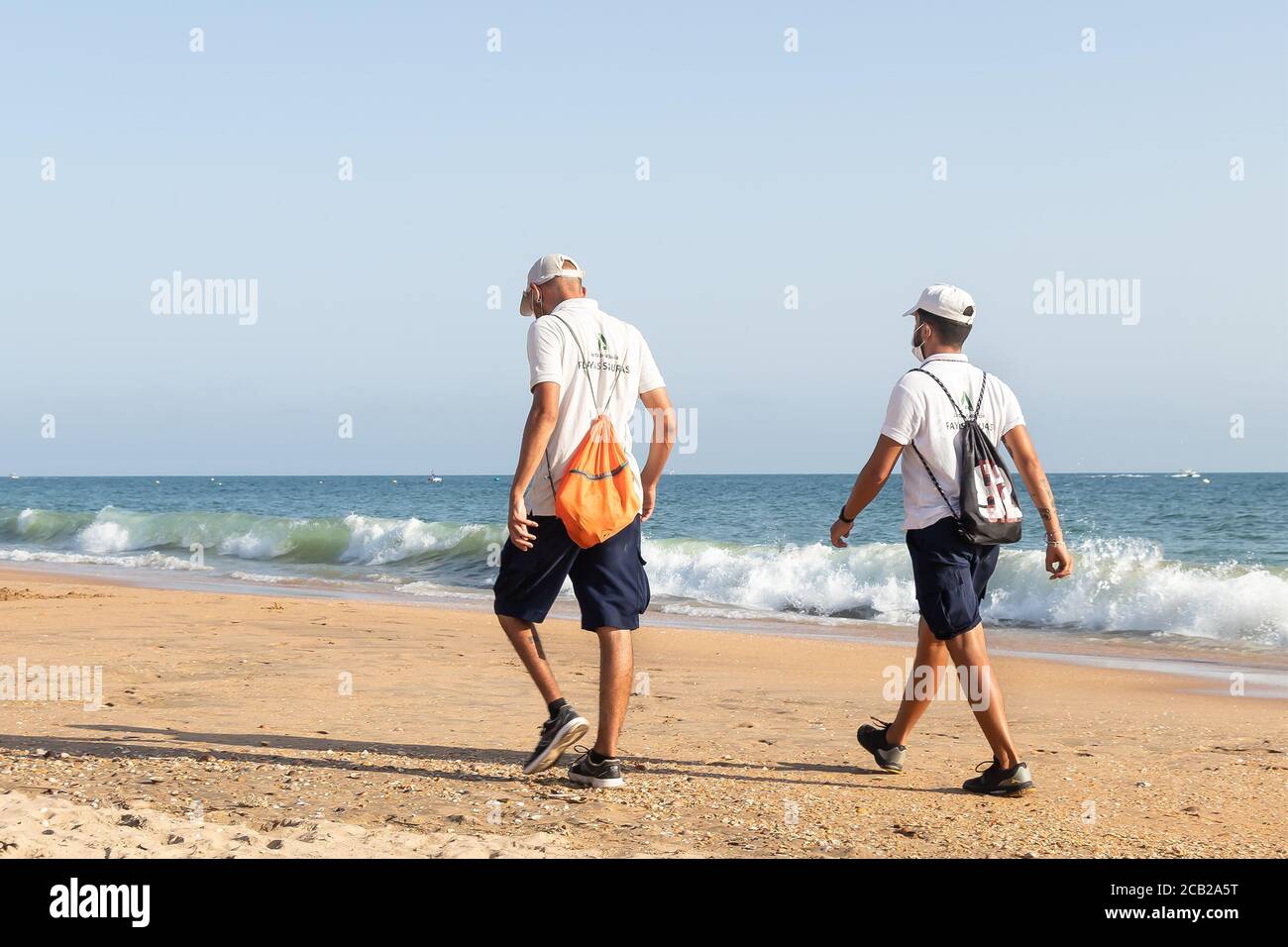 Punta Umbria, Huelva, Spanien - 7. August 2020: Die Strandwache der Junta de Andalucia kontrolliert die soziale Distanzierung und den Einsatz von Schutzmaske Stockfoto