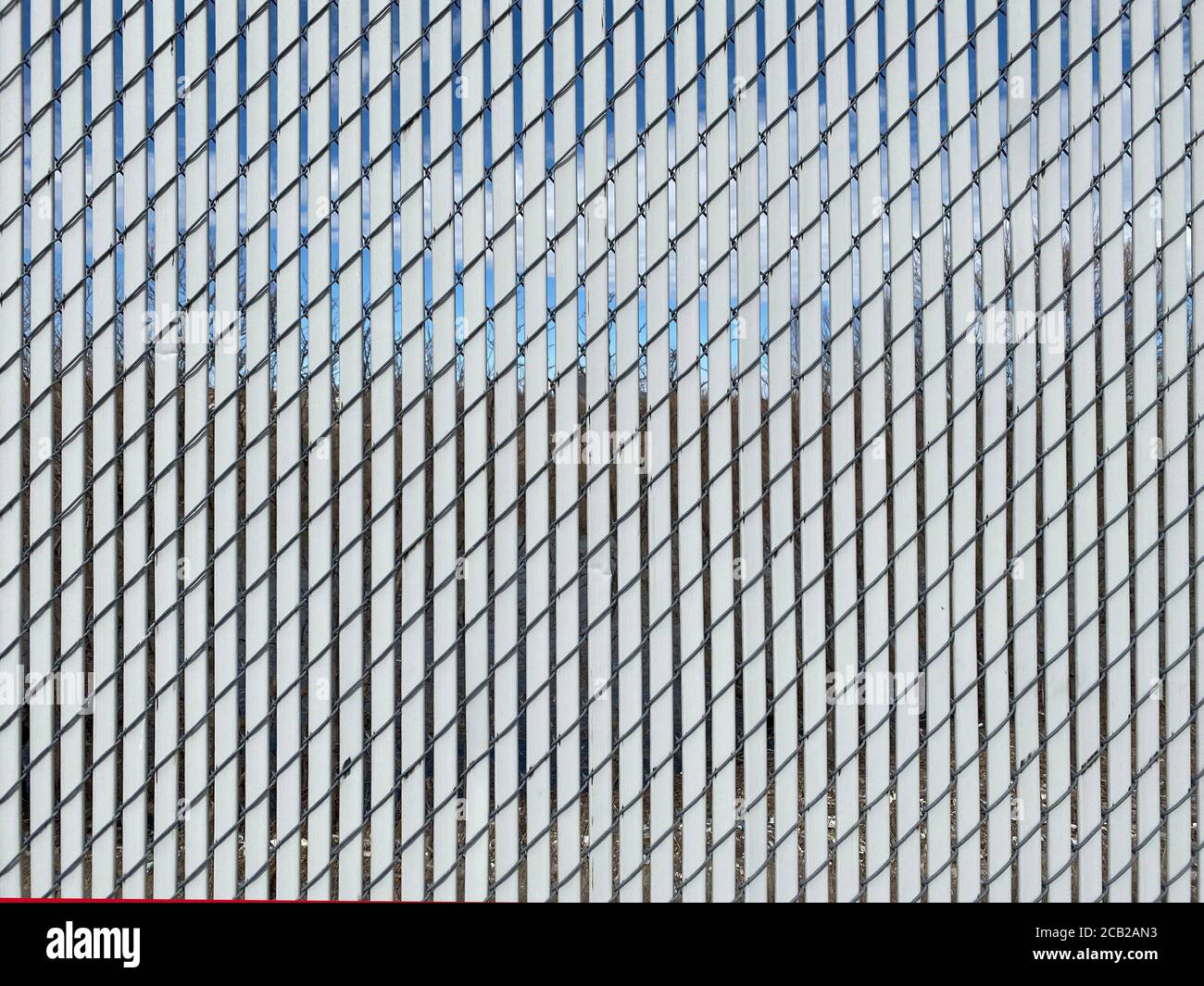 Weiß diagonal Metall Privatsphäre Lattenzaun Sonnenlicht Ansicht geeignet für Website Marketing Hintergrund Hintergrund Einstellung Architektur Architektur Layout Pat Stockfoto