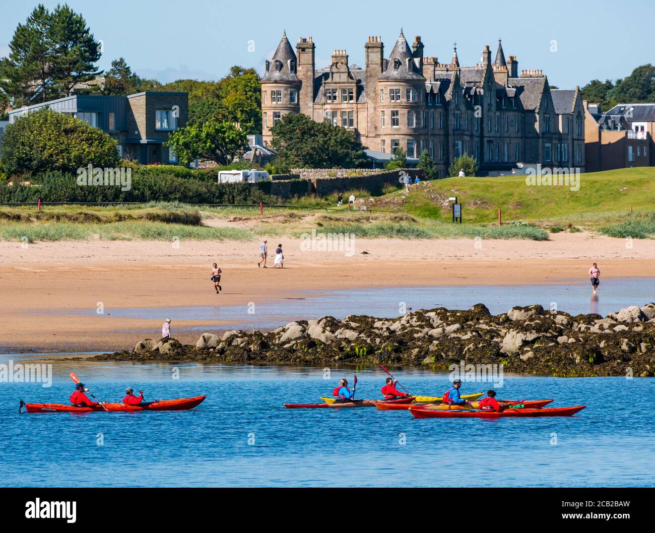 Seekajakfahrer in West Bay im Sommer, North Berwick, East Lothian, Schottland, Großbritannien Stockfoto