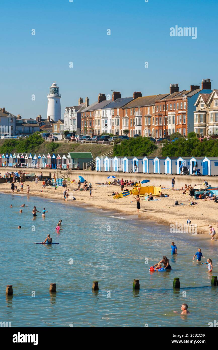 Strand England Sommer traditionell, Blick auf Menschen, die einen Tag am Strand in Southwold, Suffolk, England genießen. Stockfoto