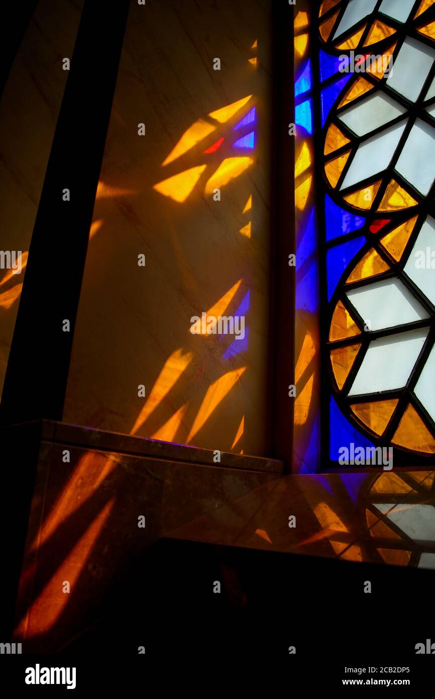 BUDAPEST, UNGARN - 30. März 2017: Buntglasfenster und farbige Lichtreflexion auf Holzbänken in der Dohany Street Synagoge in Budapest Stockfoto