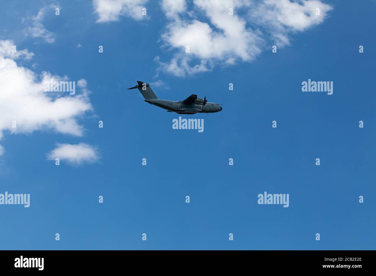 Royal Air Force, ZM407, Airbus A400M-180, fliegen über Wiltshire, England, Großbritannien Stockfoto