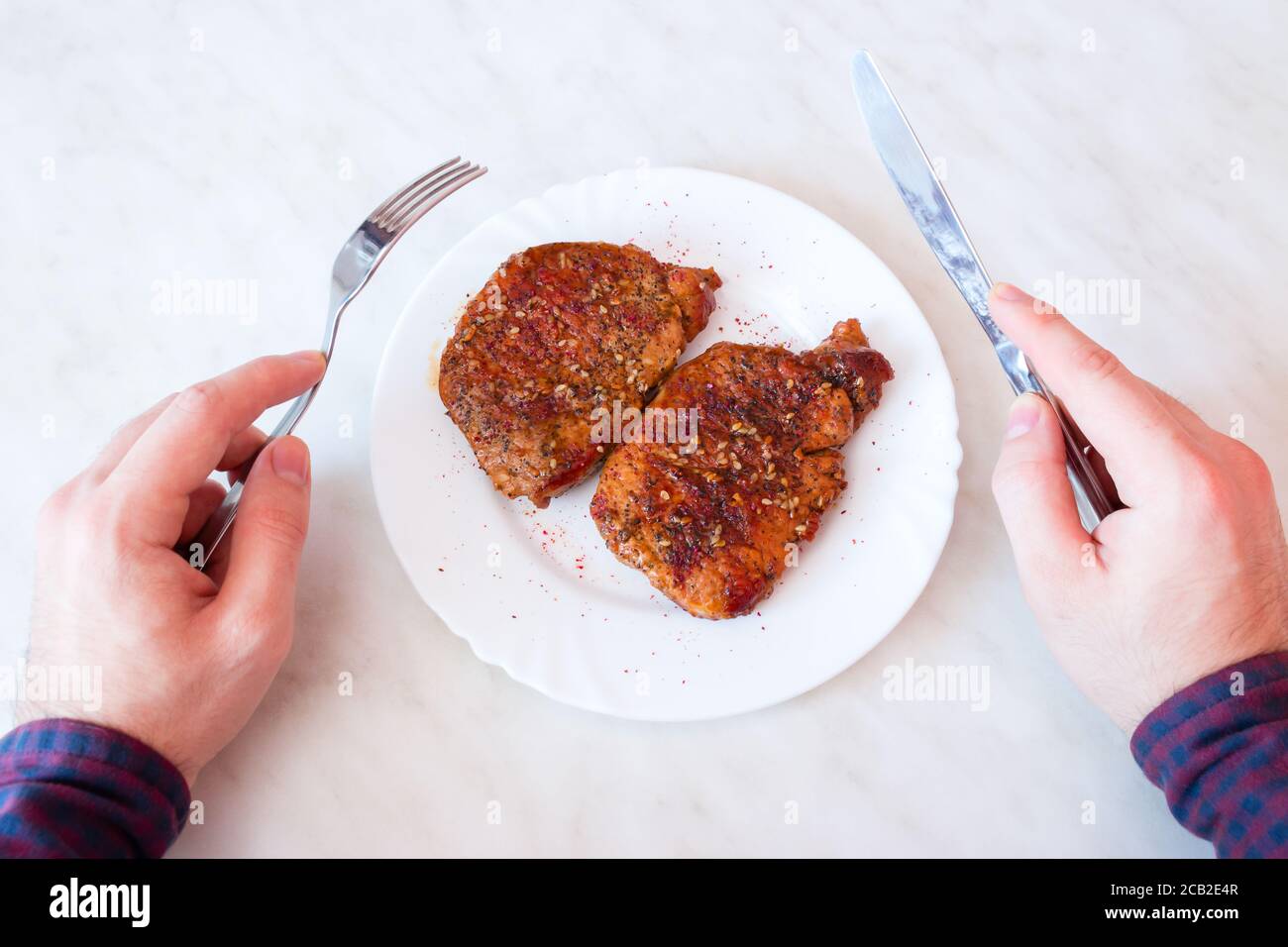 Der Mann Der Fleisch Isst Unterwirft Symbolisch Die Frau www.alamy.de