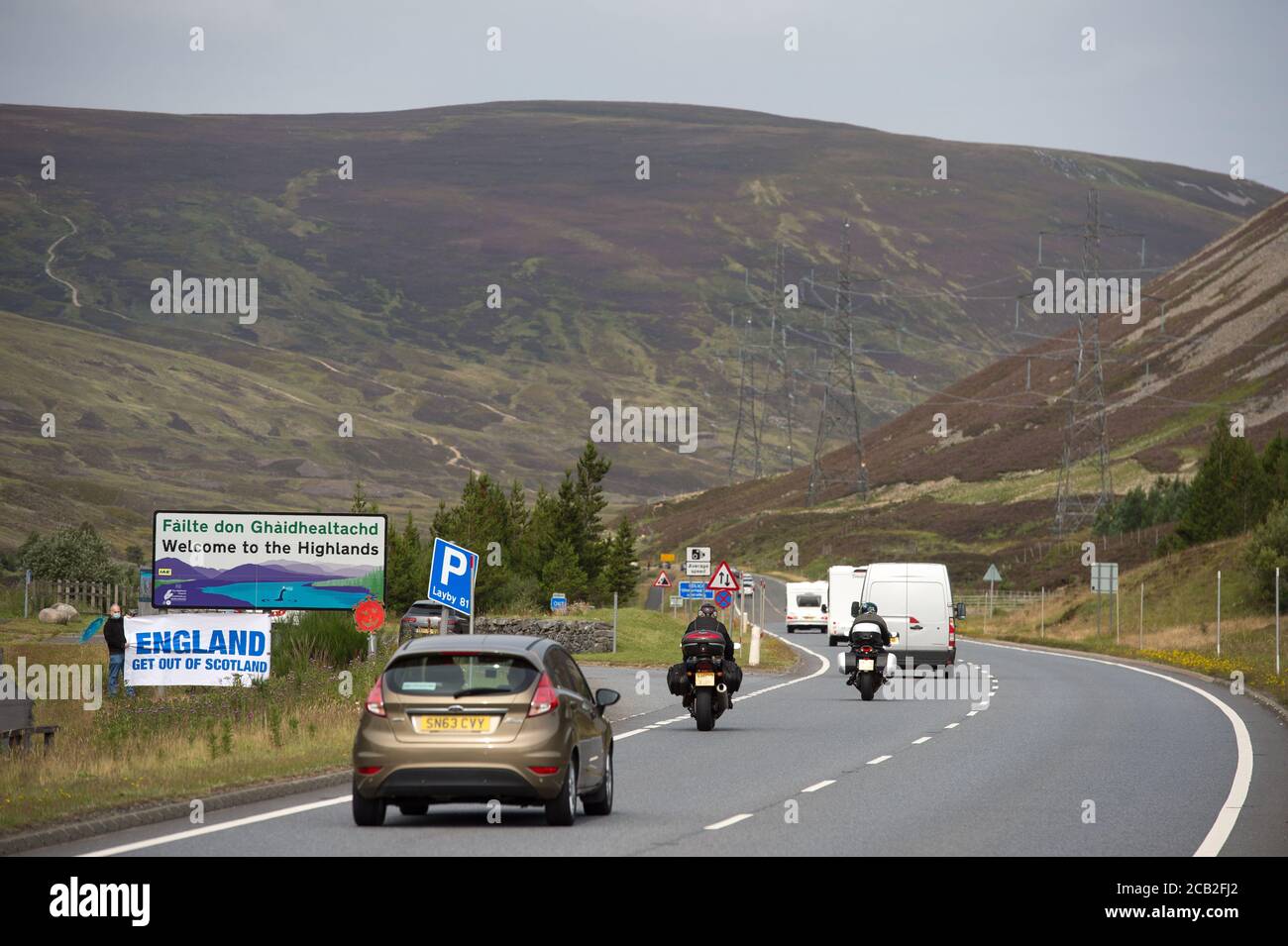 Highland Region Border, Pass of Drumochter, Schottland, Großbritannien. 10. August 2020 Im Bild: Sean Clerkin von Action for Scotland protestiert heute an der Grenze der Highland Region und fordert die erste Ministerin, Nicola Sturgeon, Menschen aus England auf Reisen in die Highlands und Inseln zu stoppen, um die Ausbreitung von COVID-19 in diesem Teil Schottlands durch nicht notwendige Reisen zu verhindern. Sean sagte: Nur Einheimische, die auf den Inseln leben, sollten zu den Inseln Fähre reisen dürfen. Quelle: Colin Fisher/Alamy Live News. Stockfoto