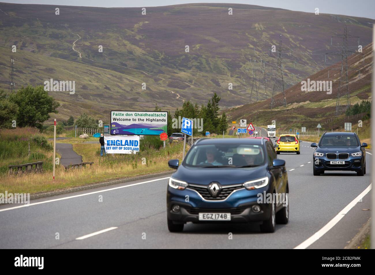 Highland Region Border, Pass of Drumochter, Schottland, Großbritannien. 10. August 2020 Im Bild: Sean Clerkin von Action for Scotland protestiert heute an der Grenze der Highland Region und fordert die erste Ministerin, Nicola Sturgeon, Menschen aus England auf Reisen in die Highlands und Inseln zu stoppen, um die Ausbreitung von COVID-19 in diesem Teil Schottlands durch nicht notwendige Reisen zu verhindern. Sean sagte: Nur Einheimische, die auf den Inseln leben, sollten zu den Inseln Fähre reisen dürfen. Quelle: Colin Fisher/Alamy Live News. Stockfoto