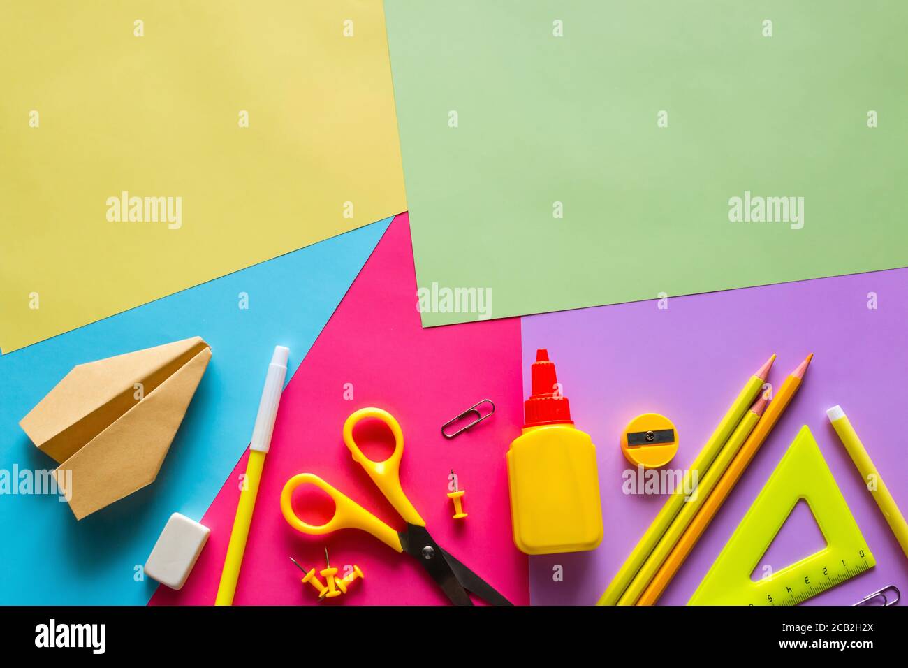 Papierflugzeug und Schulbedarf. Zurück zum Schulkonzept Stockfoto