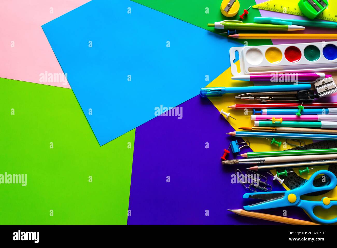 Schreibwaren zur Schule auf einem bunten Hintergrund mit Platz für Text Stockfoto