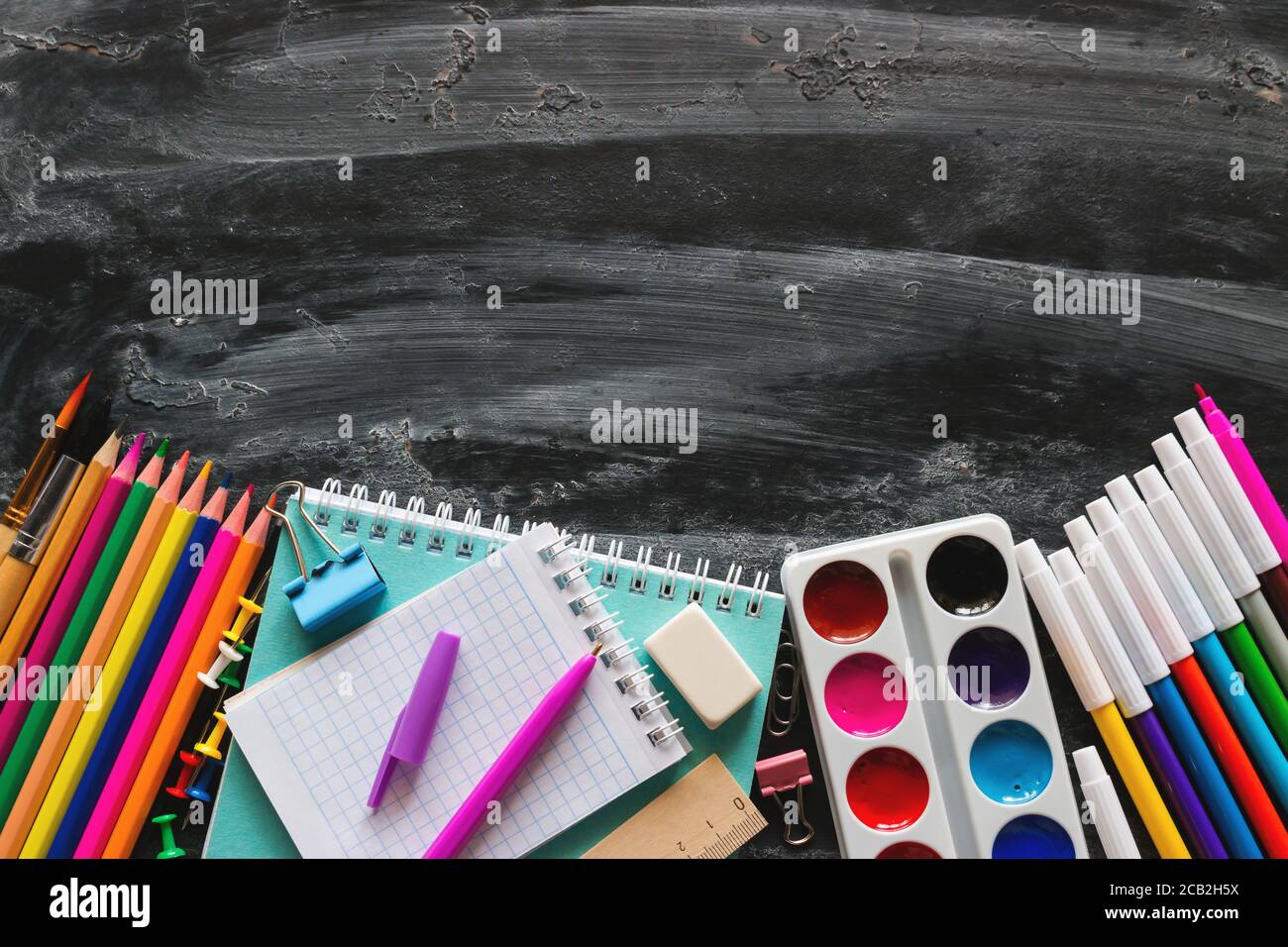 Schulbedarf auf einer Tafel mit Platz für Text Stockfoto