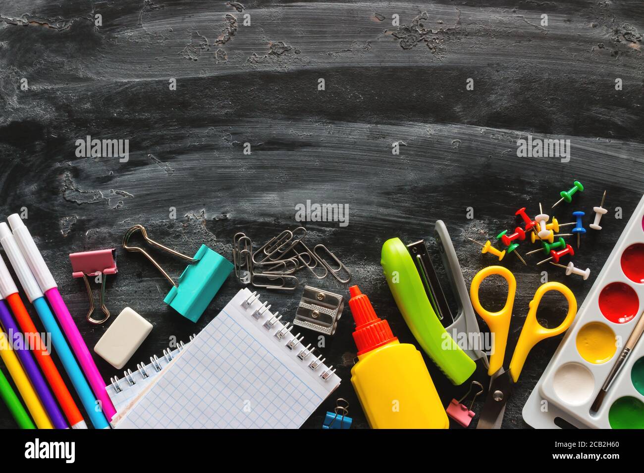 Schulbedarf auf einer Tafel mit Platz für Text. Schulbildungskonzepte Stockfoto