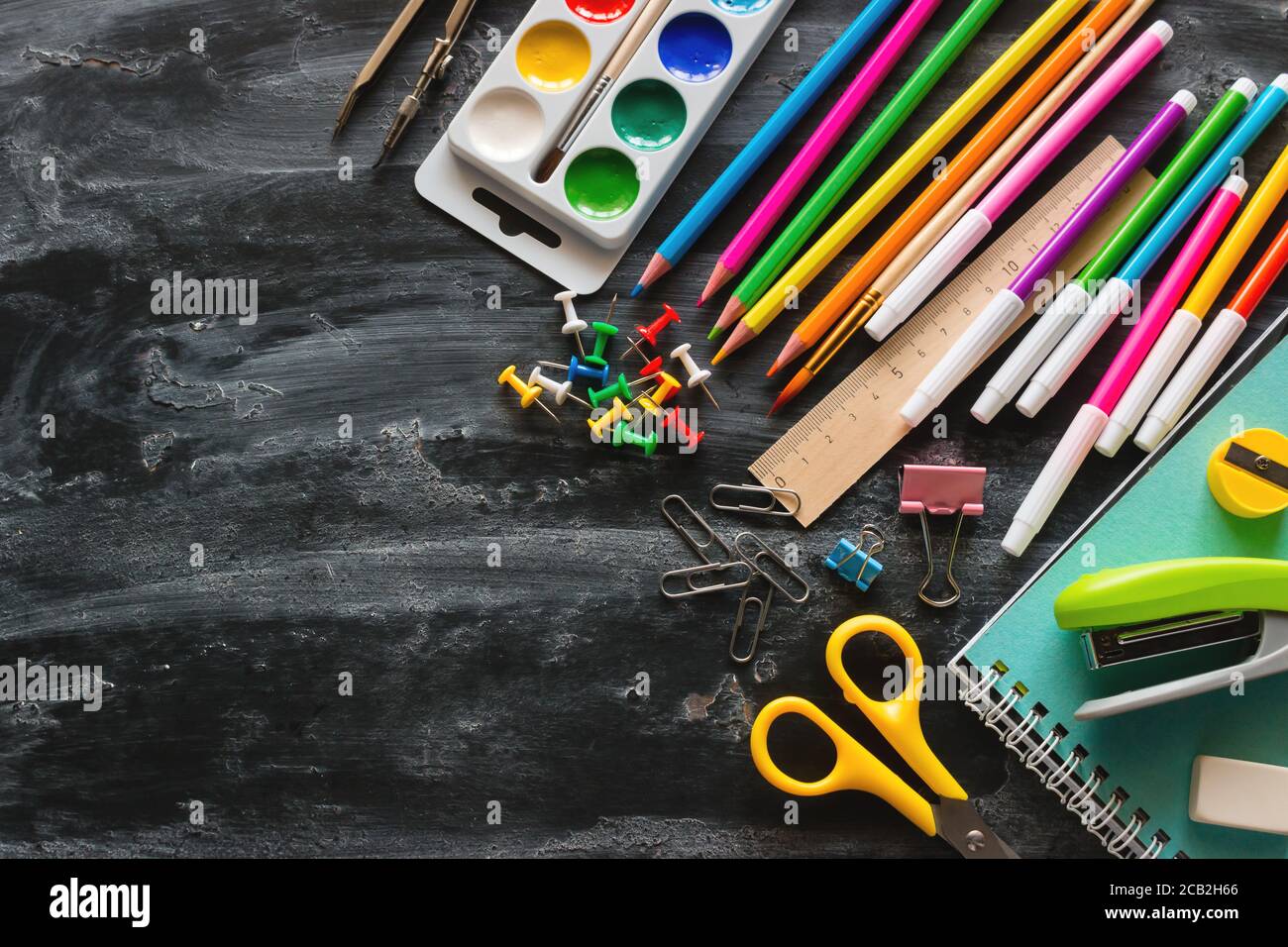 Die Accessoires für das Studium in der Schule auf der Tafel mit dem Raum Für Text Stockfoto