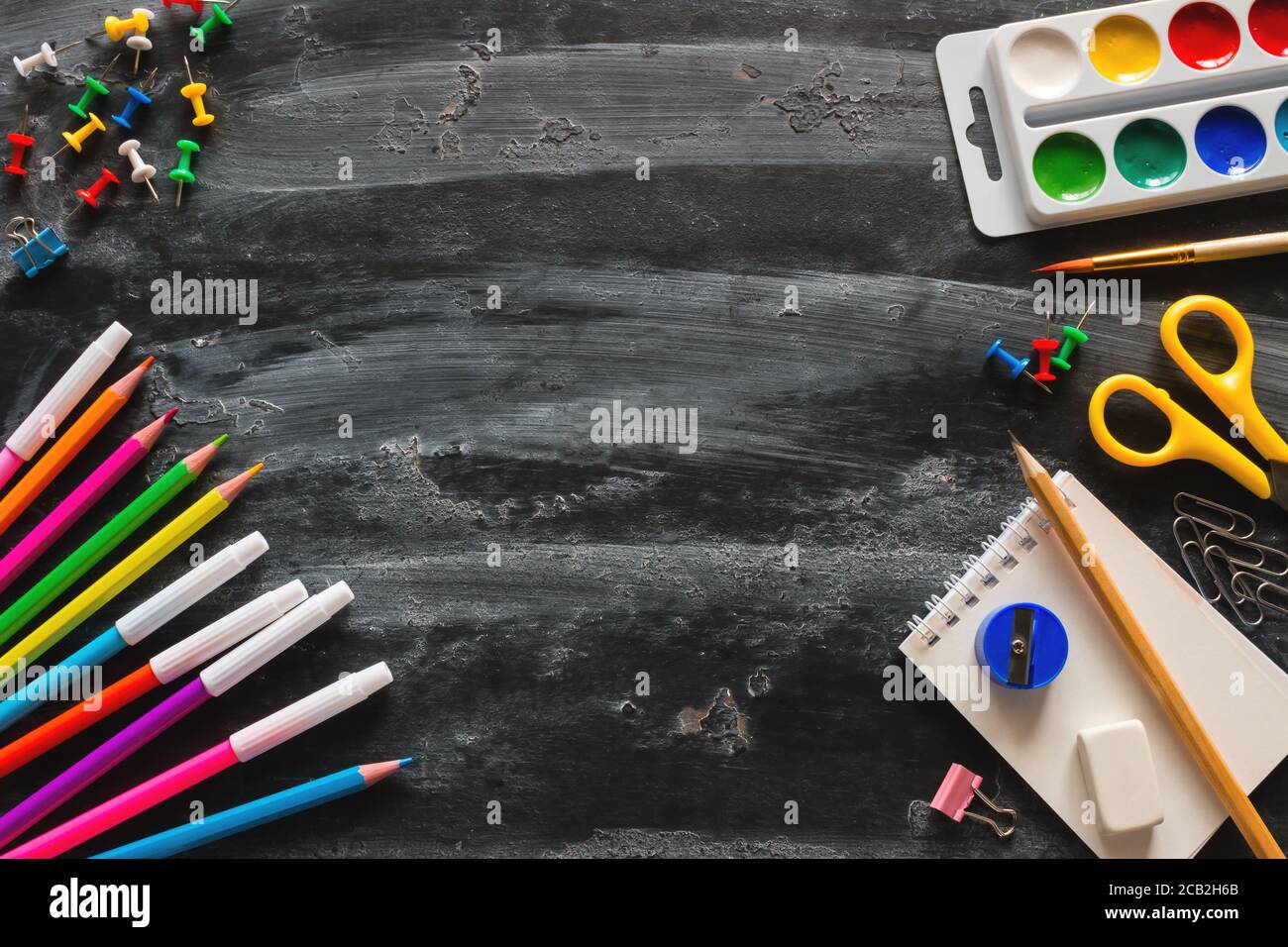Schulbildungskonzepte. Zubehör für das Studium auf einer Tafel mit Platz für Text Stockfoto