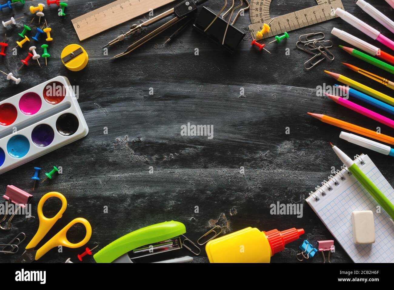 Schulbedarf auf einer Tafel mockup Stockfoto