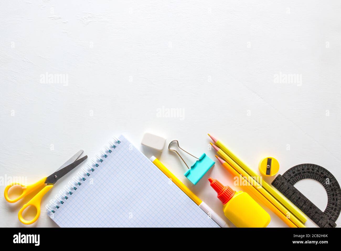Schulbedarf mit Platz für Text auf weißem Hintergrund Stockfoto