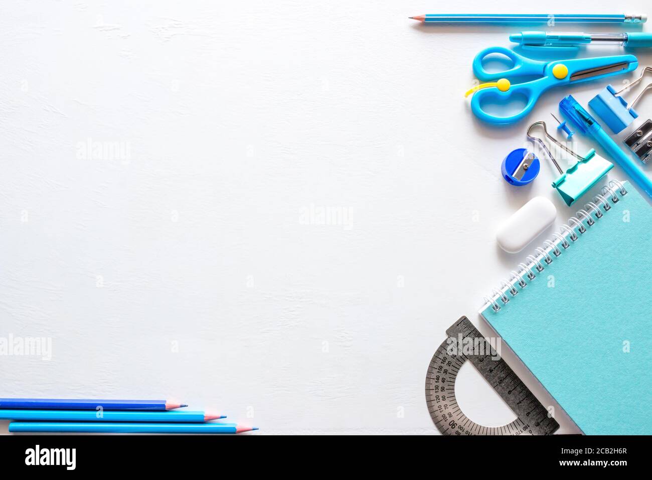 Blaue Schule liefert mit Platz für Text auf einem weißen Hintergrund Stockfoto
