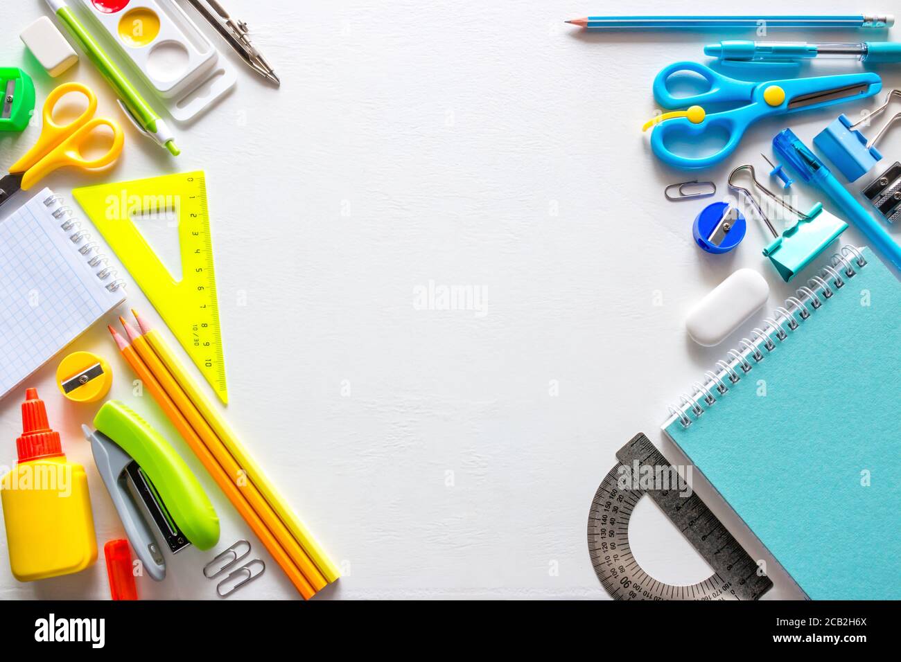 Ein Rahmen von Schulbedarf mit Platz für Text auf Ein weißer Hintergrund Stockfoto