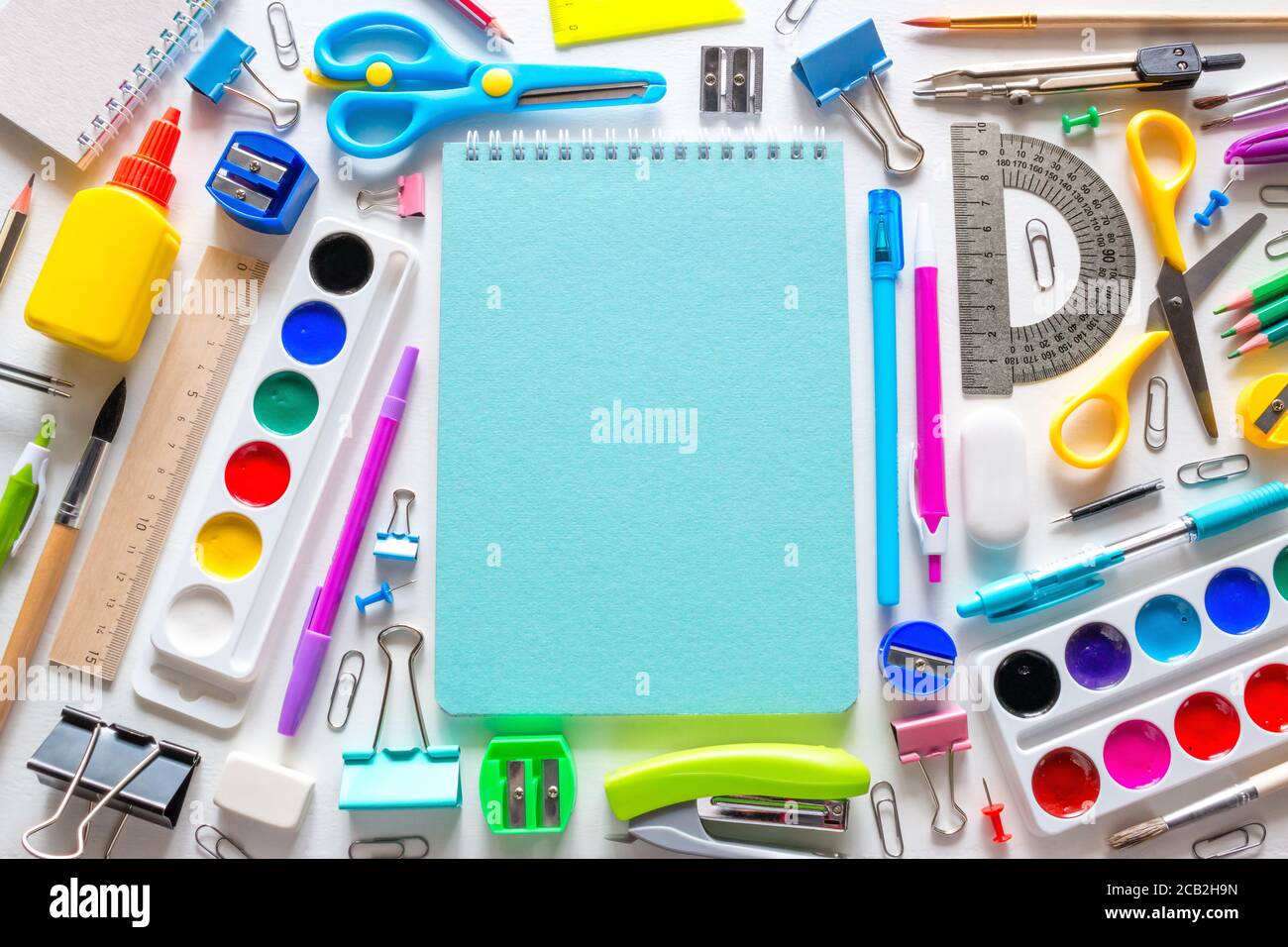 Zurück zum Schulkonzept. Schulbedarf und Notizbuch mit Platz für Text Stockfoto