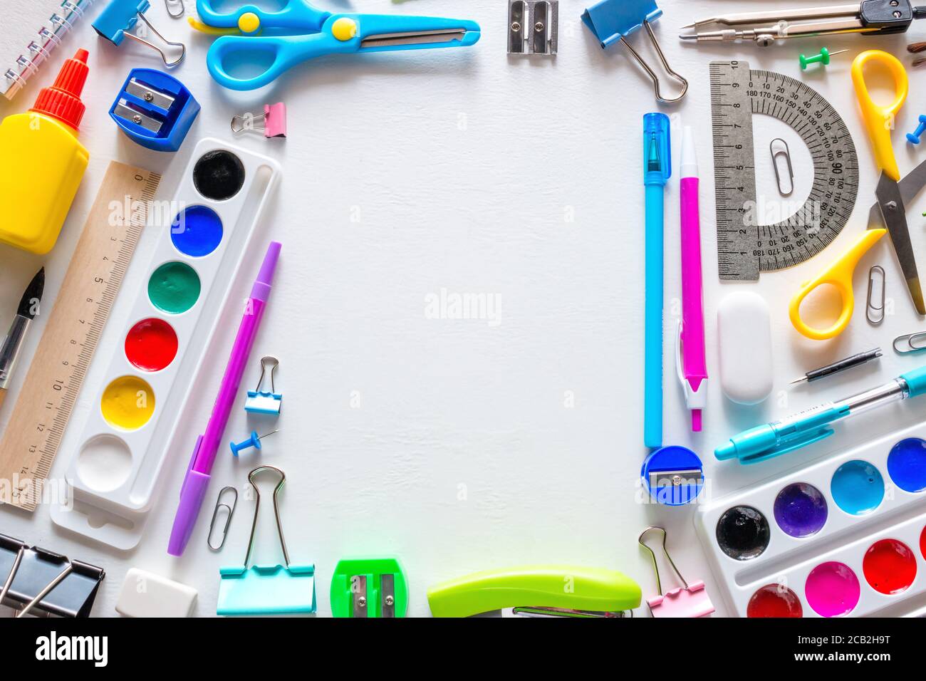 Zurück zum Schulkonzept. Schulbedarf und Platz für Text auf weißem Hintergrund Stockfoto