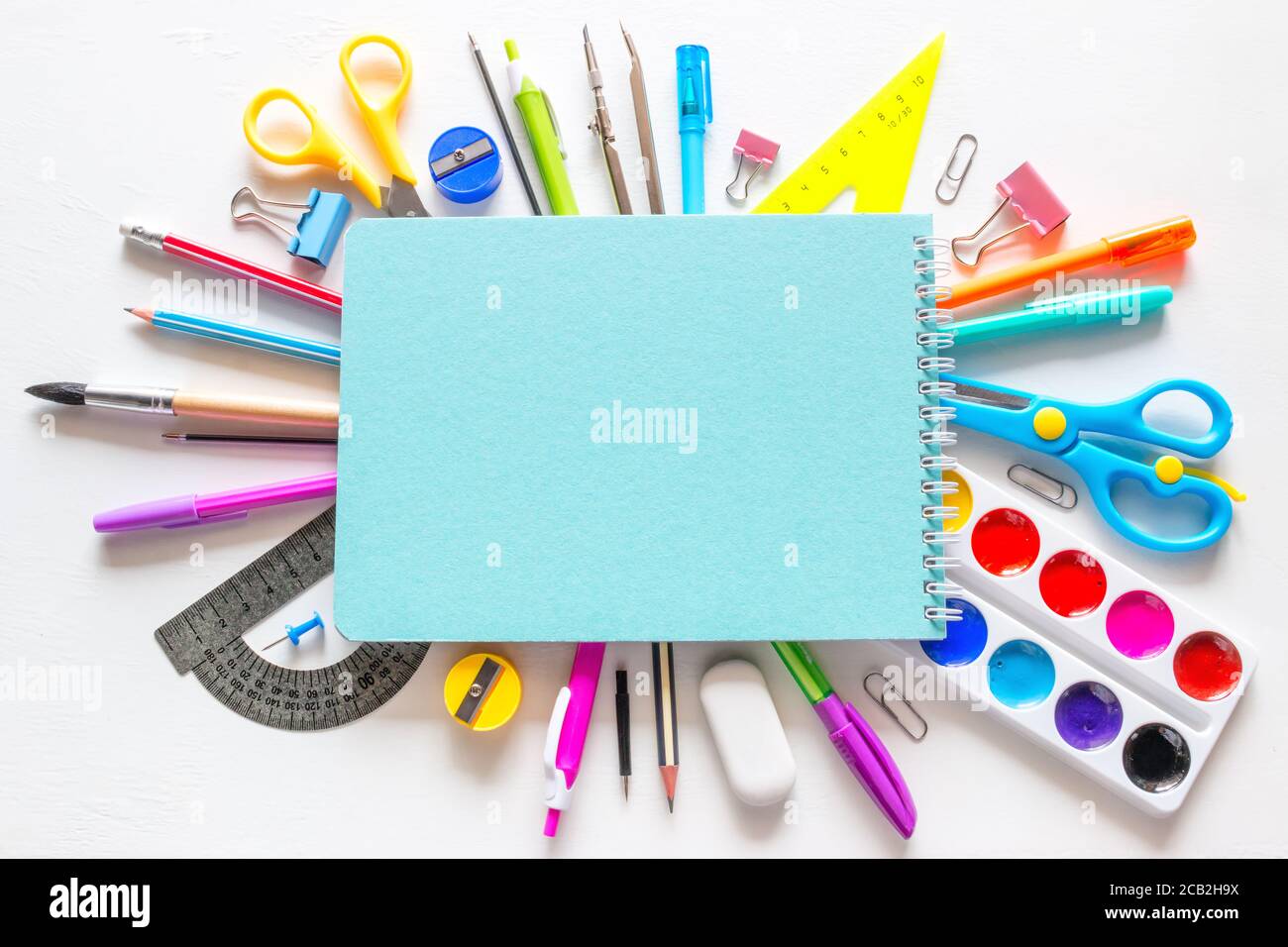 Schulheft und verschiedene Accessoires für das Studium Stockfoto