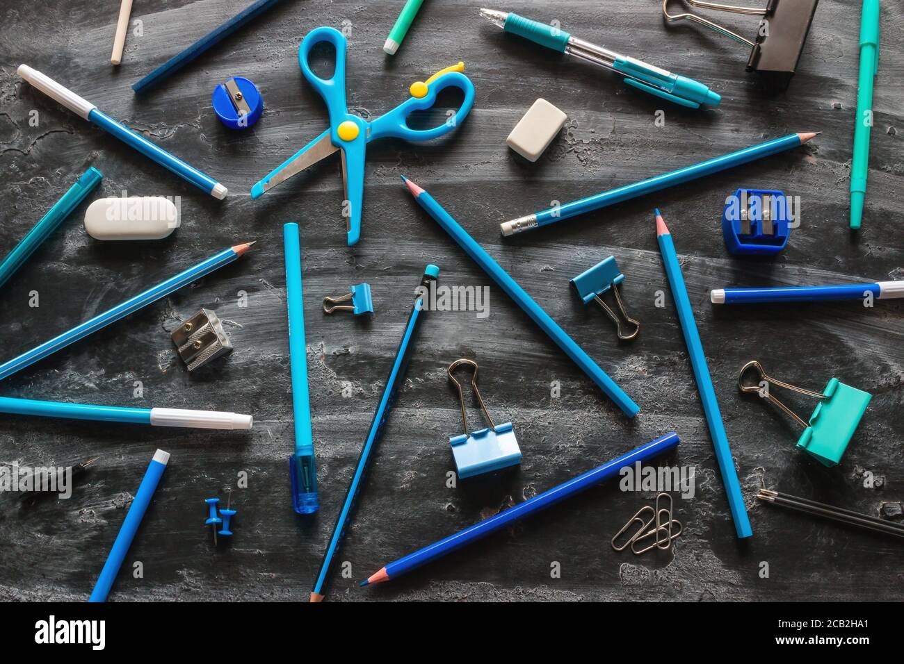 Blaue Schulbedarf auf einer Tafel Stockfoto