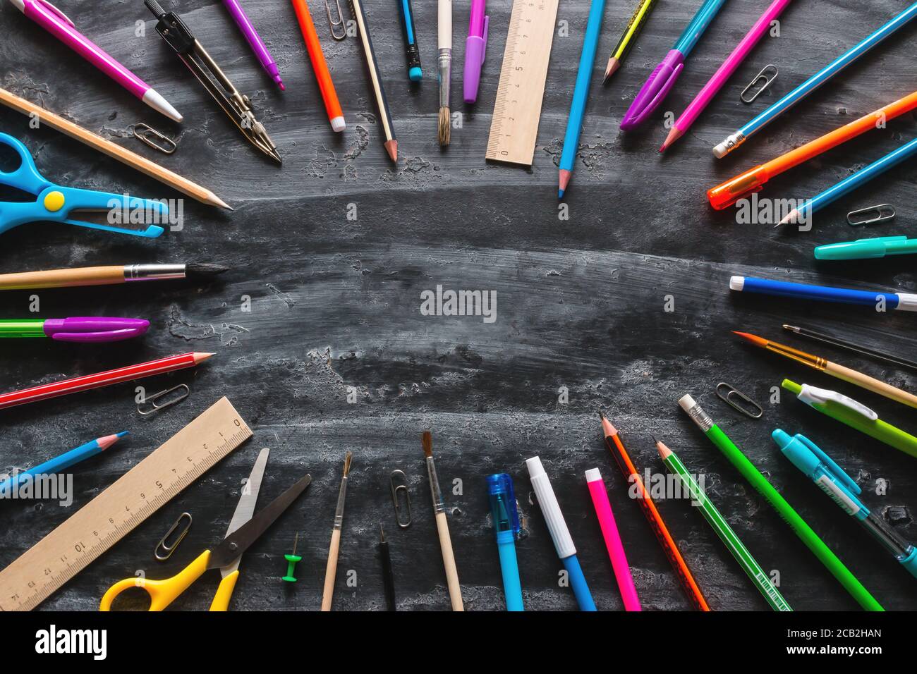 Kreis der Schulbedarf auf einer Tafel mit Platz für Text Stockfoto
