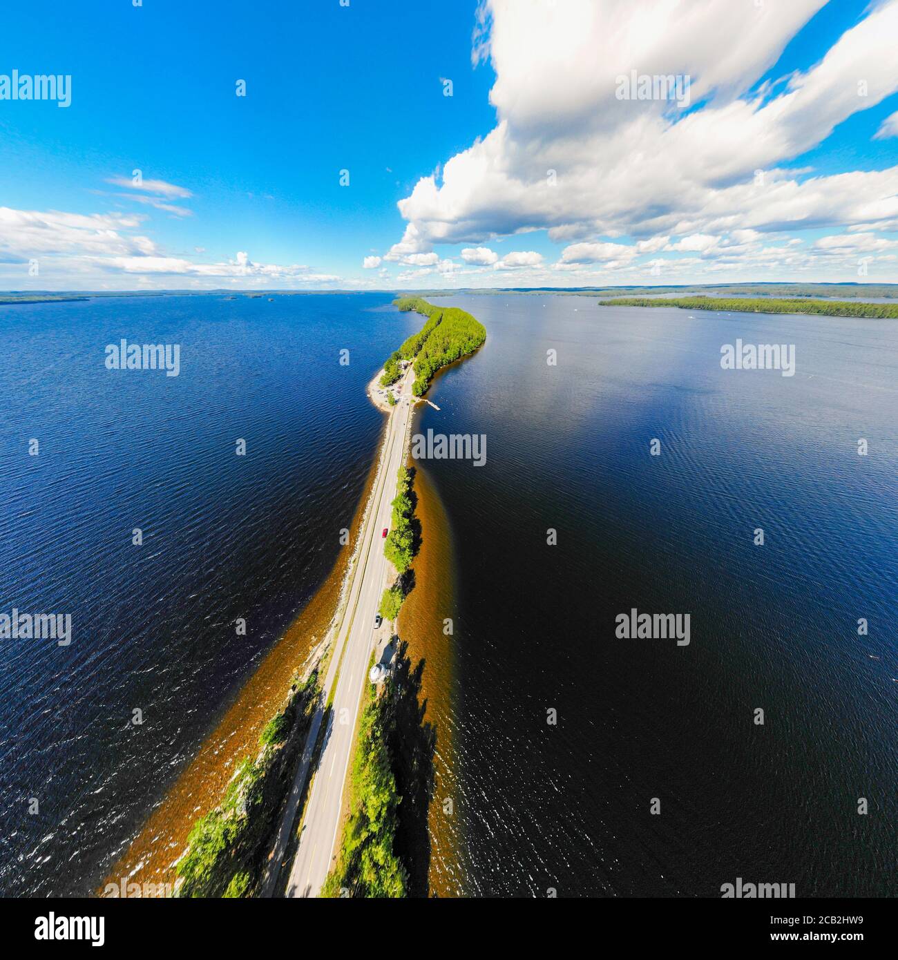 Luftpanorama von Pulkkilanharju Ridge auf See Paijanne, Paijanne Nationalpark, Finnland. Drohnenfotografie Stockfoto