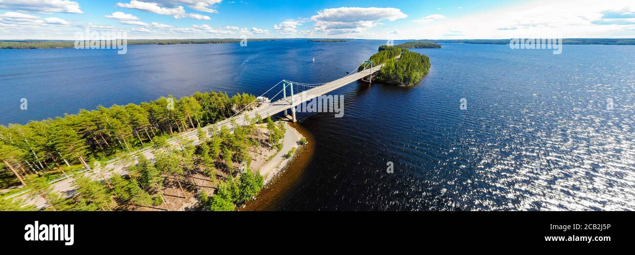 Luftpanorama der Karisalmi-Brücke auf dem Pulkkilanharju Ridge am See Paijanne, Paijanne Nationalpark, Finnland. Drohnenfotografie Stockfoto