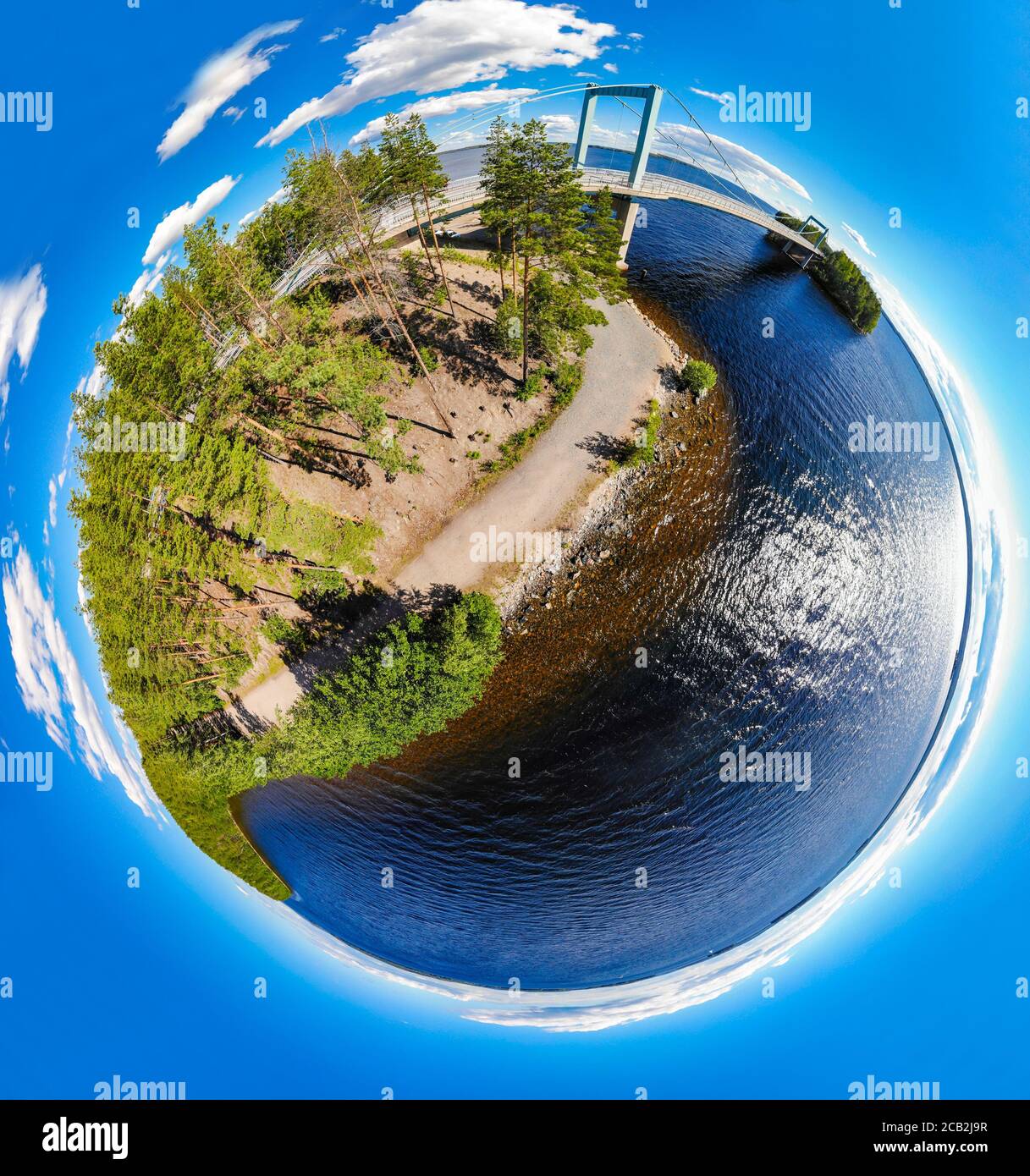 Luftpanorama in Form von kleinen Planeten der Karisalmi-Brücke auf Pulkkilanharju Ridge auf See Paijanne, Paijanne Nationalpark, Finnland. Drohne pho Stockfoto