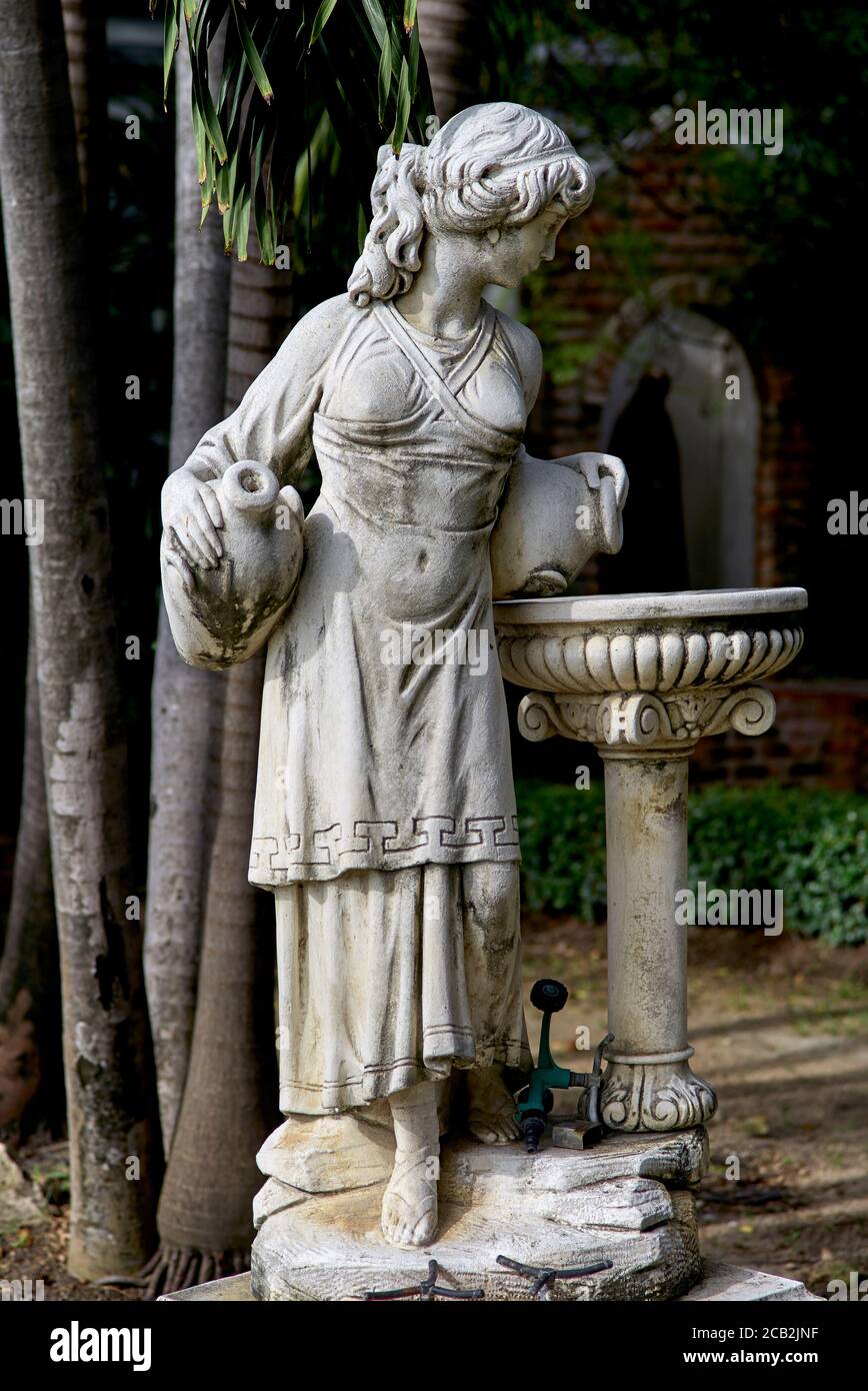 Römische Statue einer Frau, die Wasser gießt Stockfoto