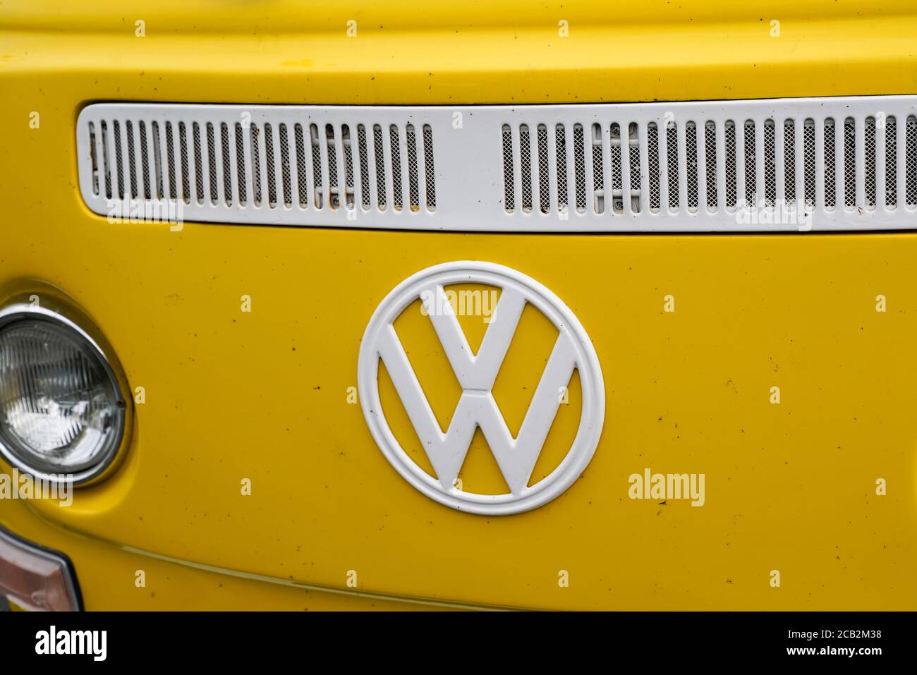Bordeaux , Aquitanien / Frankreich - 08 04 2020 : Volkswagen Alter vw kombi Front von bulli Autobus vintage Retro-Klassiker Stockfoto