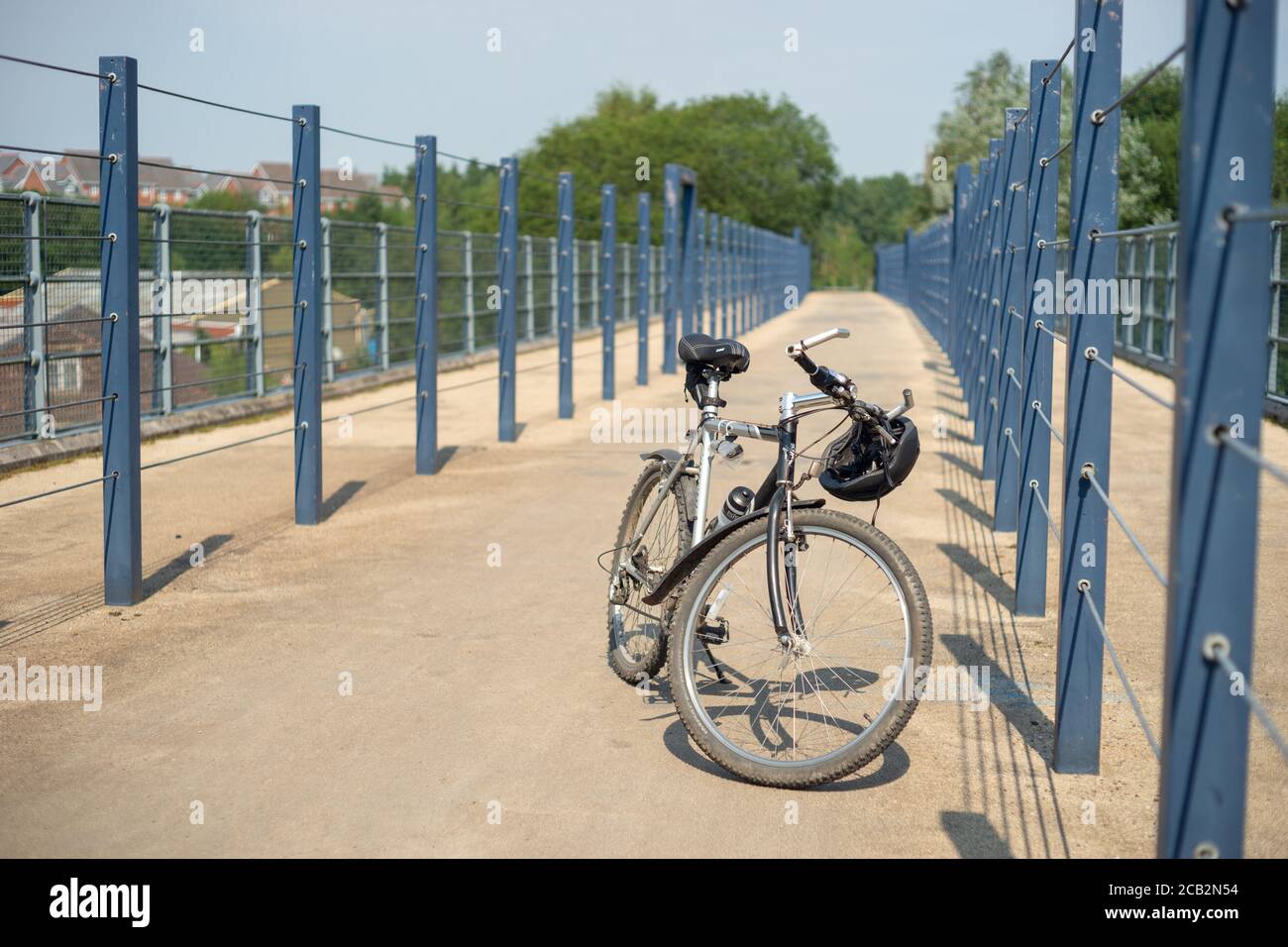 Silber Fahrrad oder Fahrrad auf dem Radweg über eine Brücke in Radcliffe, Manchester UK. Halten Sie sich fit, im Freien, Radfahren, Aktivität, Gesundheit, Wohlbefinden, Bewegung Stockfoto