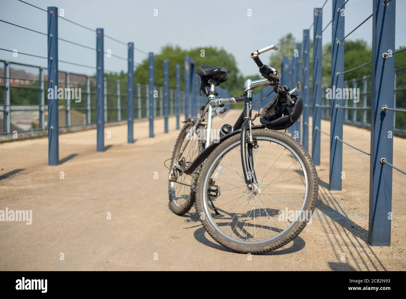 Silber Fahrrad oder Fahrrad auf dem Radweg über eine Brücke in Radcliffe, Manchester UK. Halten Sie sich fit, im Freien, Radfahren, Aktivität, Gesundheit, Wohlbefinden, Bewegung Stockfoto